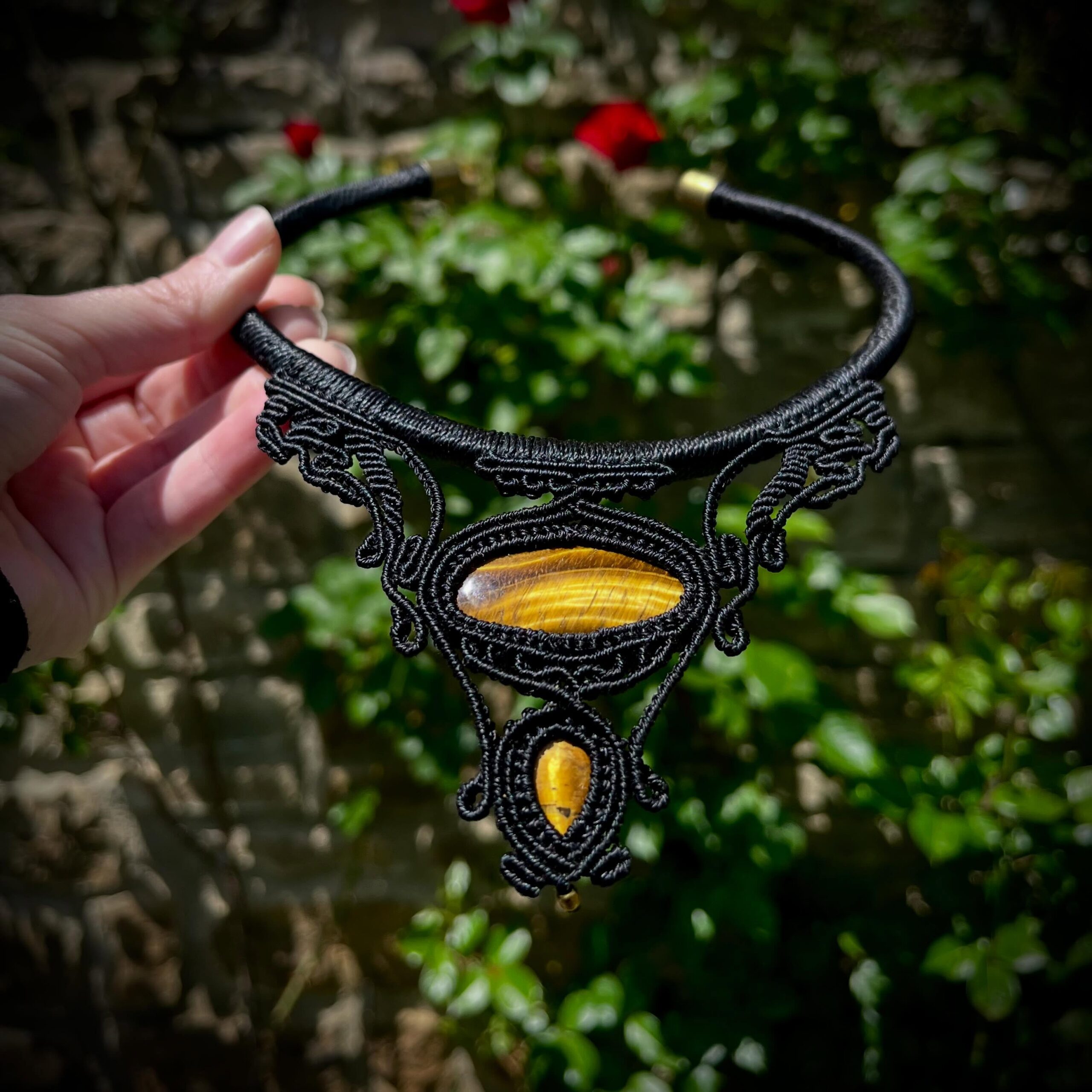 Collier torque plastron en macramé noir et pierres naturelles d'oeil de tigre