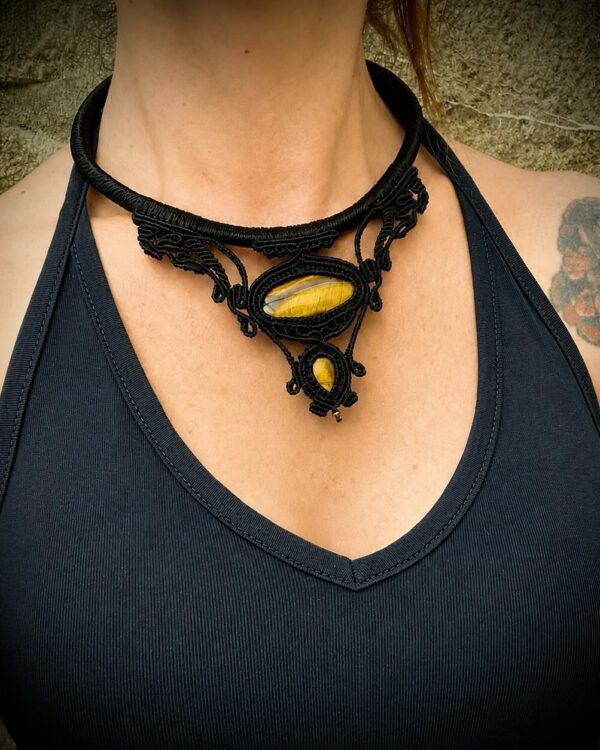 Collier torque en micro-macramé noir et pierres naturelles d’œil de tigre