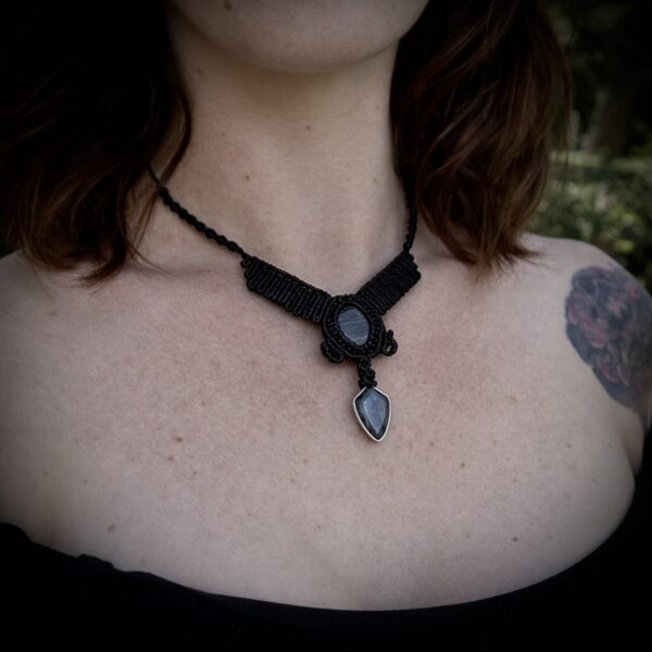 Collier en macramé noir et pierres naturelles de labradorite