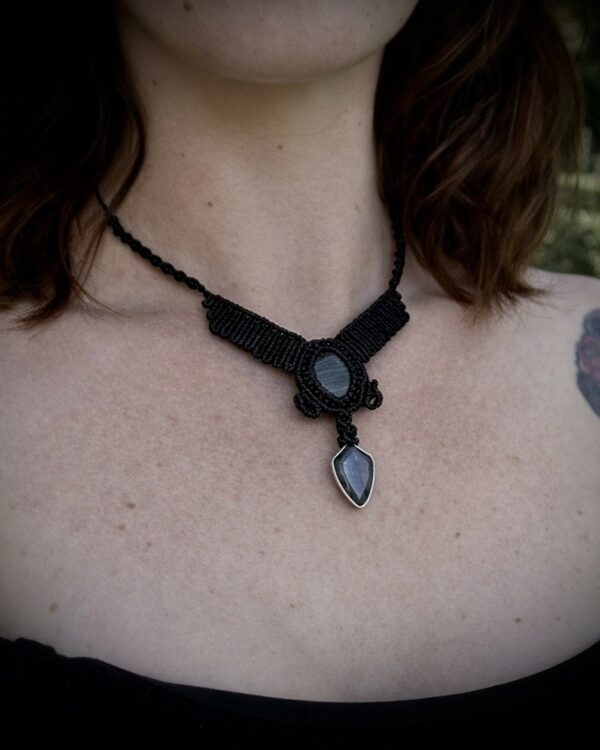 Collier en macramé noir et pierres naturelles de labradorite