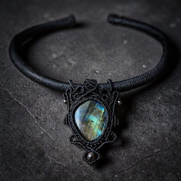 Torque artisanale, collier en macramé noir et labradorite