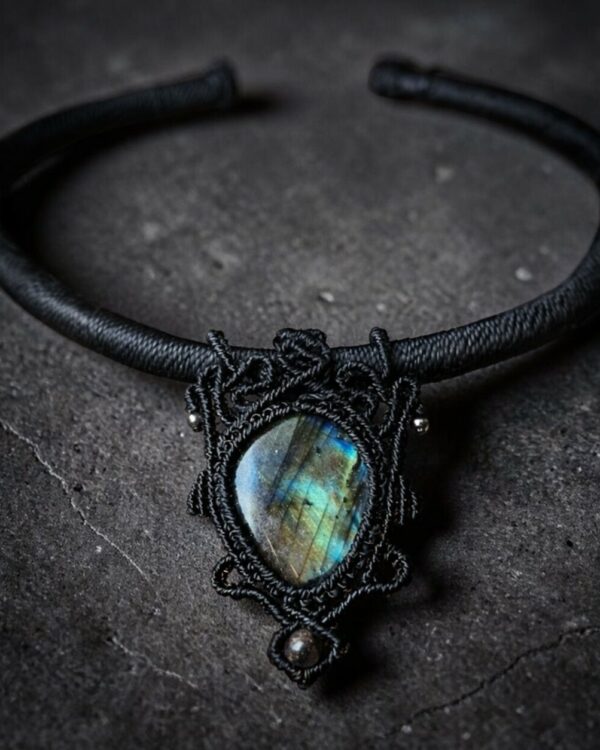 Torque artisanale, collier en macramé noir et labradorite