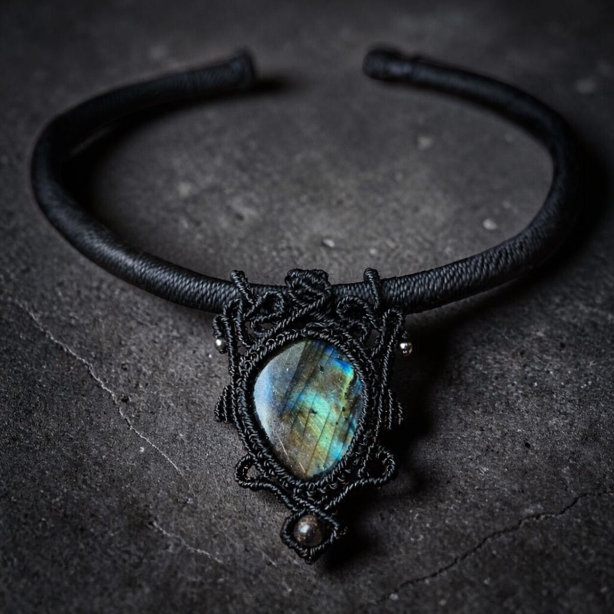 Torque artisanale, collier en macramé noir et labradorite