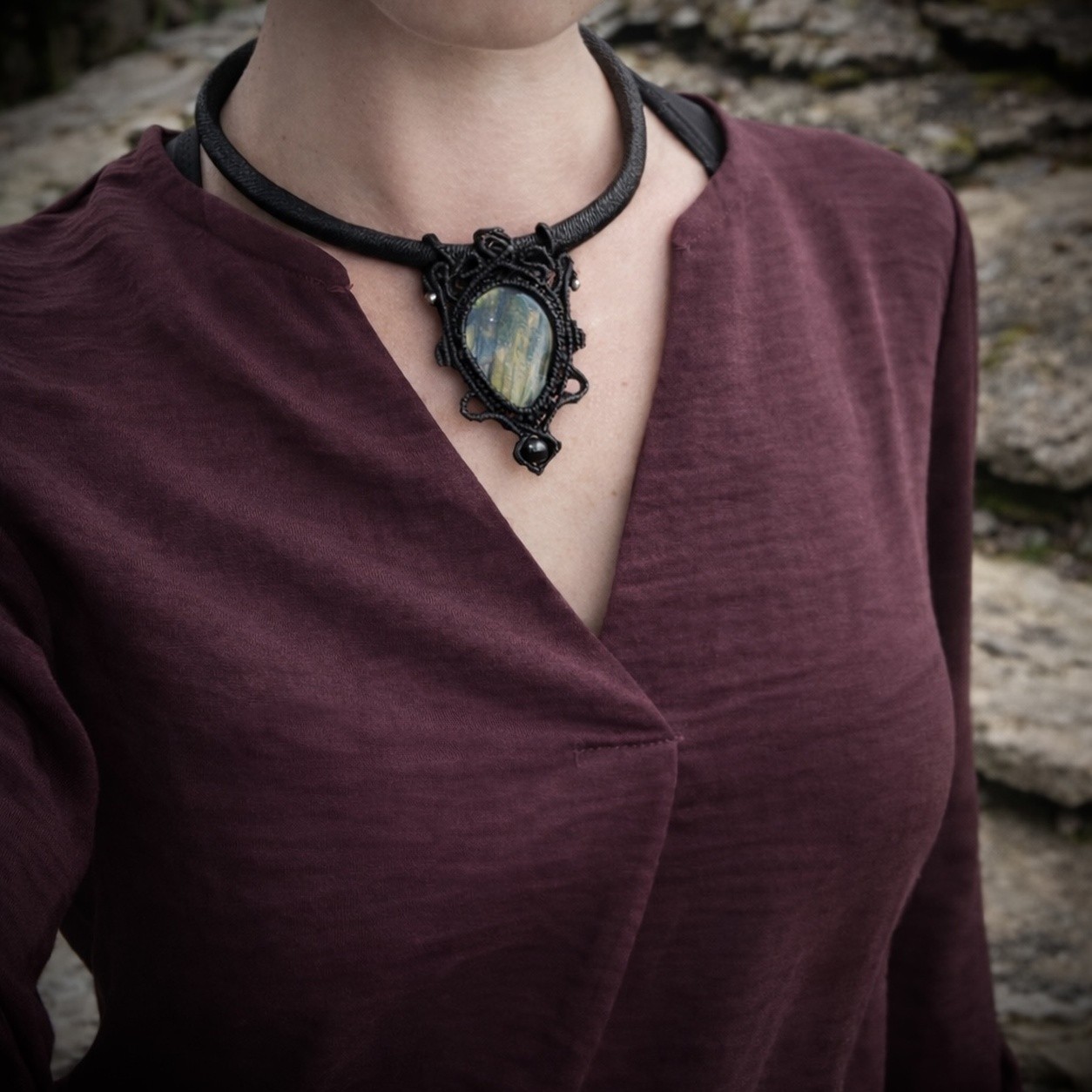 Collier macramé noir et labradorite