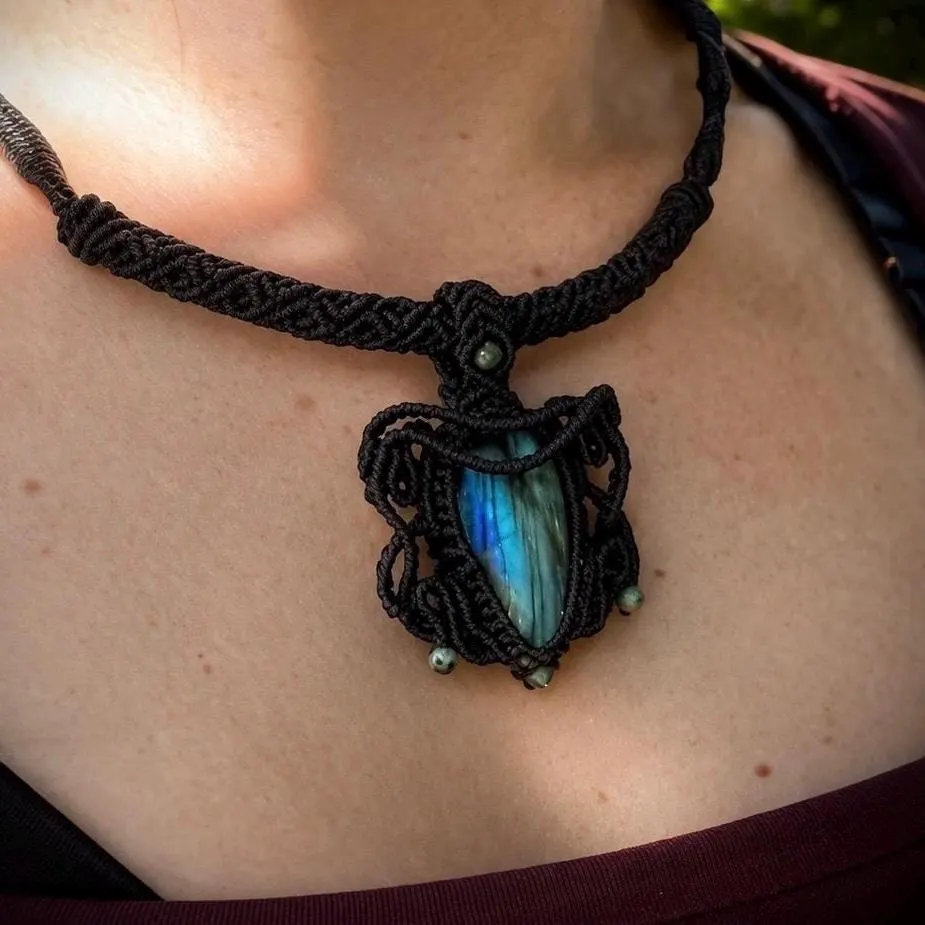 Collier unique en macramé et labradorite