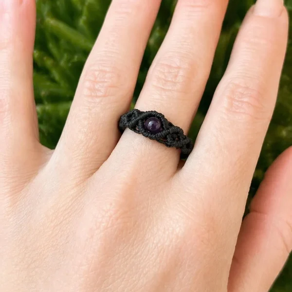 Bague en macramé noir et pierre naturelle d'améthyste ou aventurine