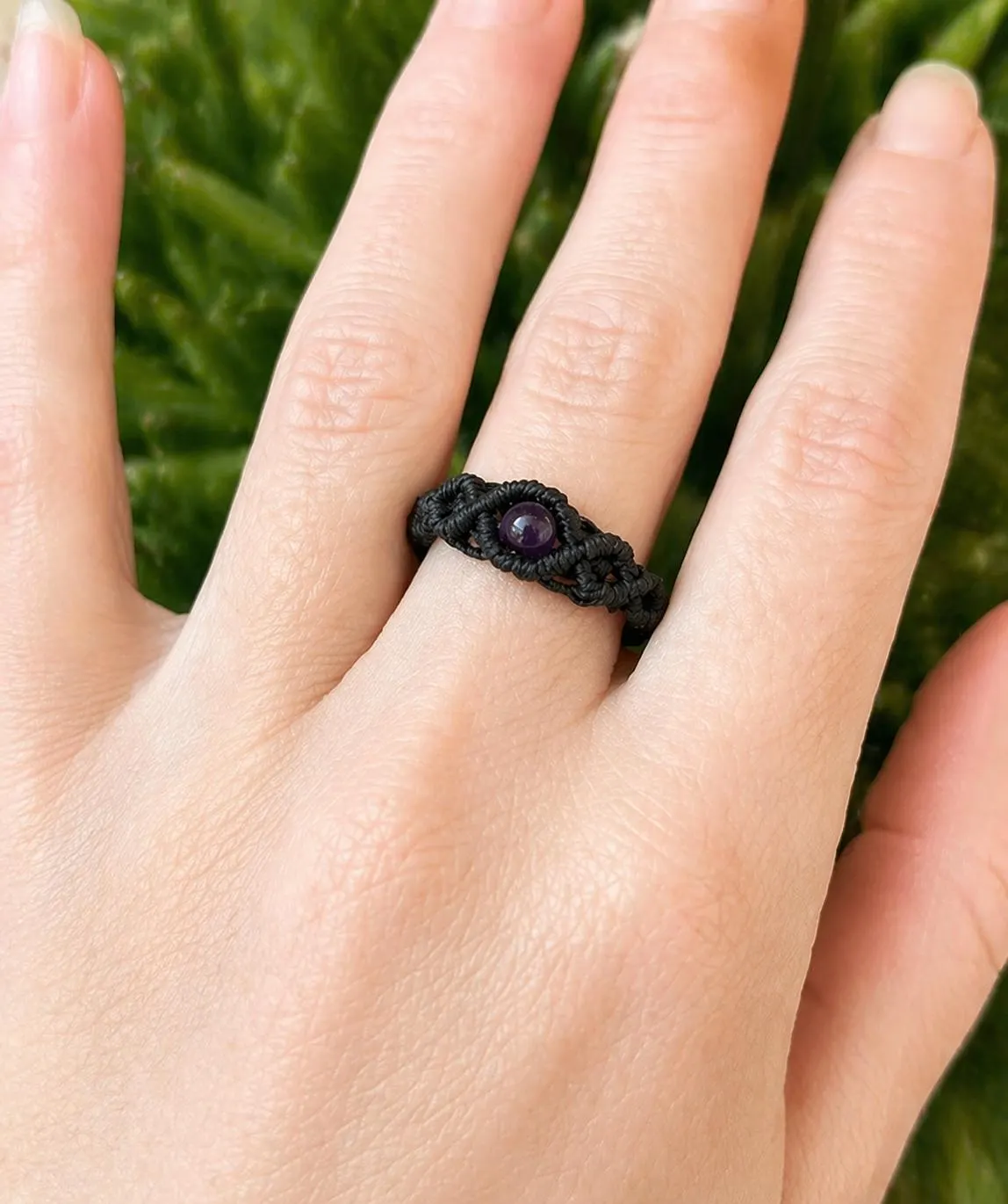 Bague en macramé noir et pierre naturelle d'améthyste ou aventurine