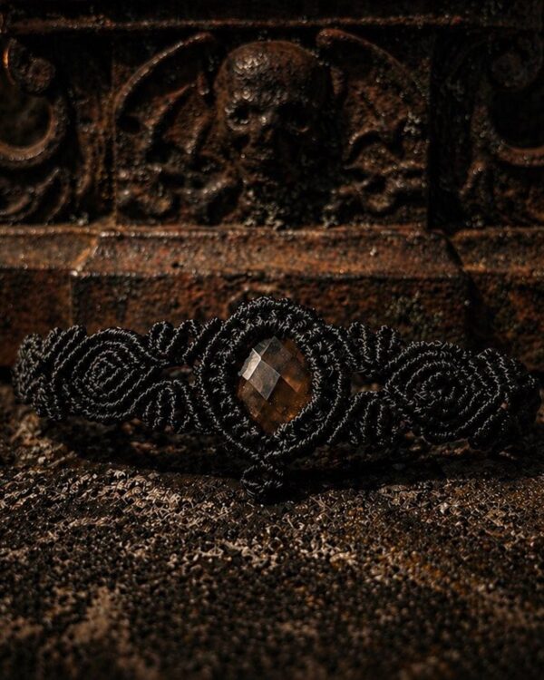 Bracelet goth en macramé noir et pierre de quartz fumé, pièce artisanale unique