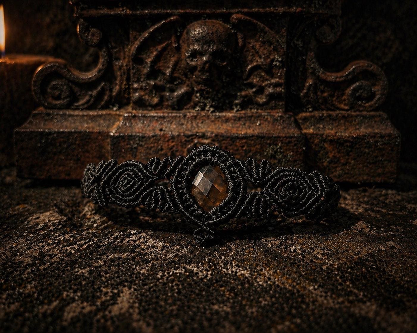Bracelet goth en macramé noir et pierre de quartz fumé, pièce artisanale unique