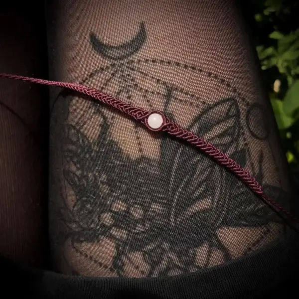 Bracelet en micro macramé violet et quartz rose