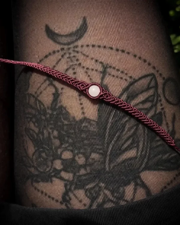 Bracelet en micro macramé violet et quartz rose