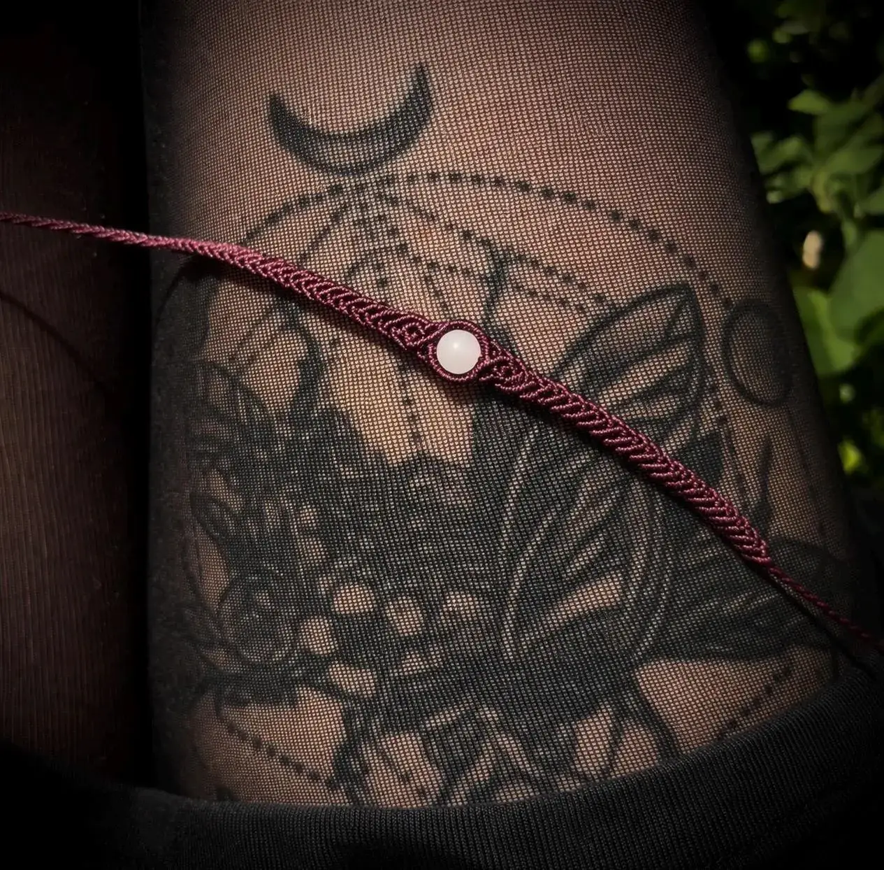 Bracelet en micro macramé violet et quartz rose