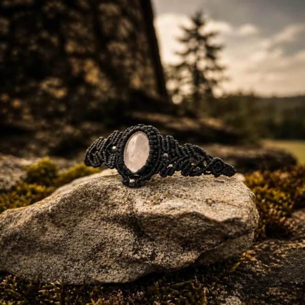 Bracelet en micro-macramé noir et quartz rose