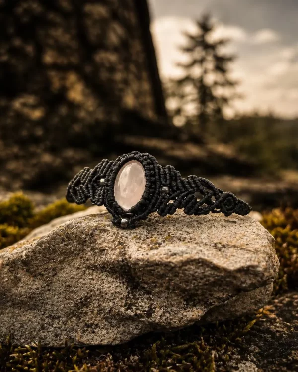 Bracelet en micro-macramé noir et quartz rose