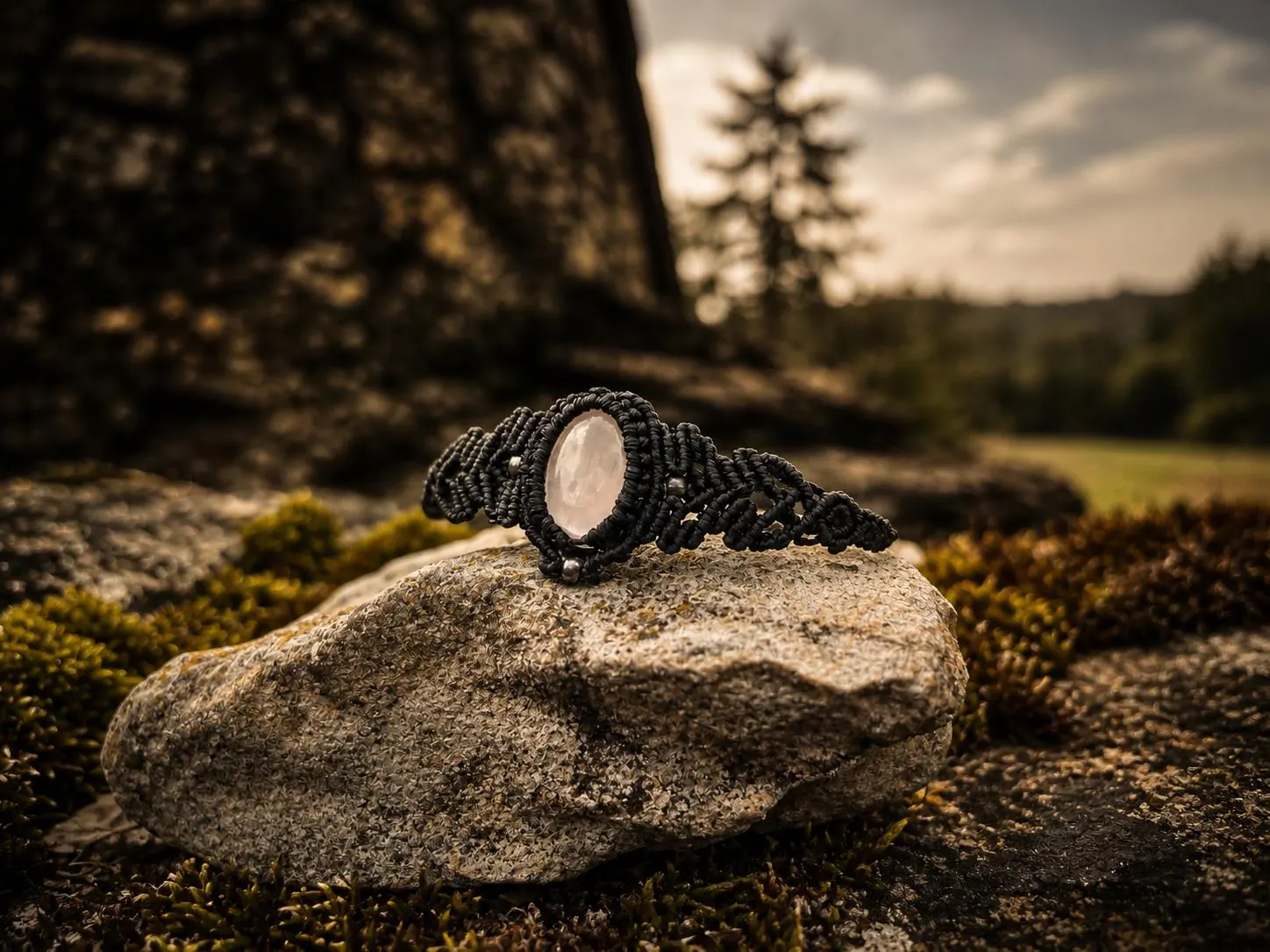 Bracelet en micro-macramé noir et quartz rose
