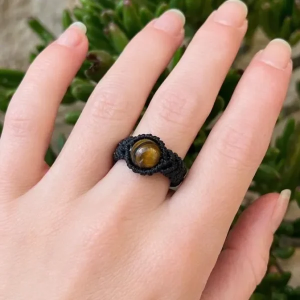 Bague en macramé noir et pierre œil de tigre