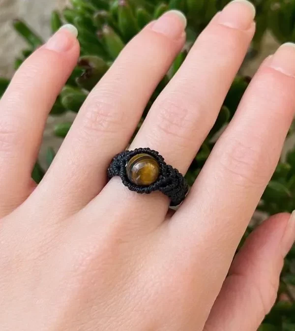 Bague inspirée de Dune en macramé noir et pierre œil de tigre