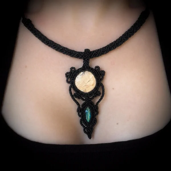 Collier pendentif en macramé noir et pierres naturelles de jaspe et chrysocolle