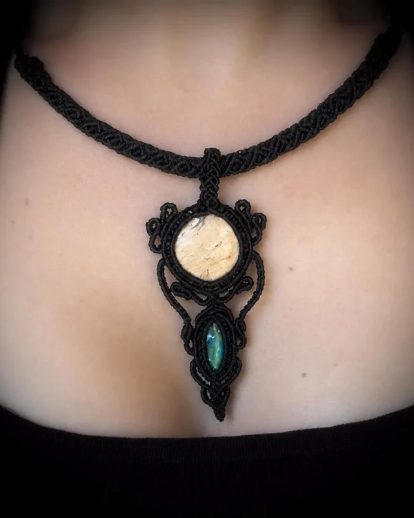 Collier pendentif en macramé noir et pierres naturelles de jaspe et chrysocolle