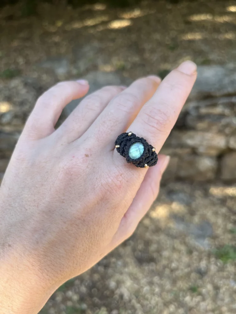 bague labradorite et micro macramé noir