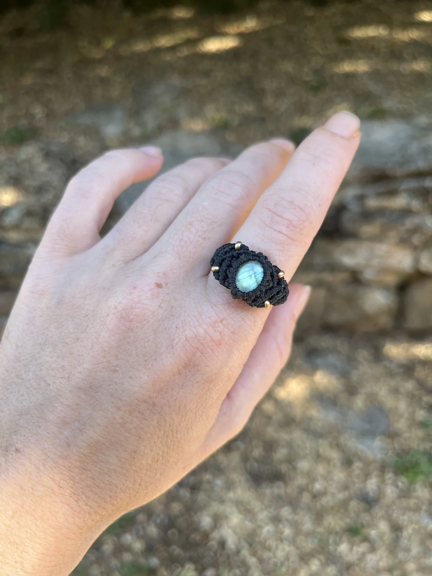 bague labradorite et micro macramé noir