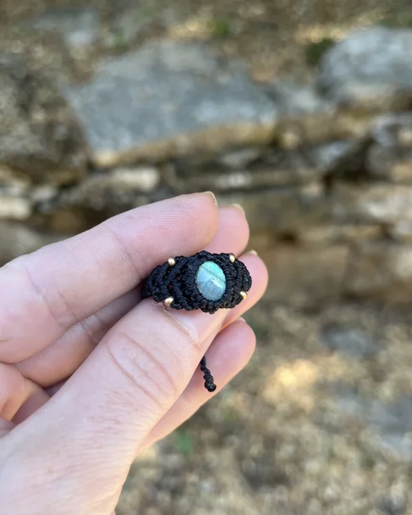 bague labradorite et macramé noir artisanale