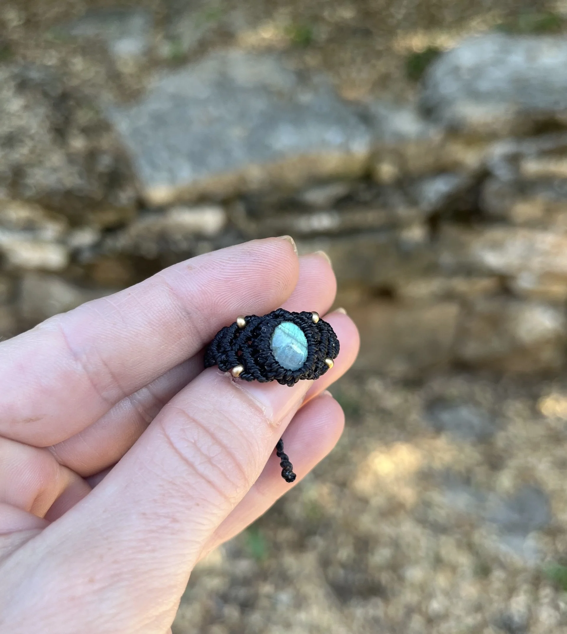 bague labradorite et macramé noir artisanale