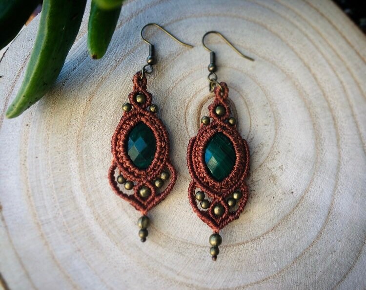 Boucles d'oreilles artisanales en micro macramé et pierre de malachite