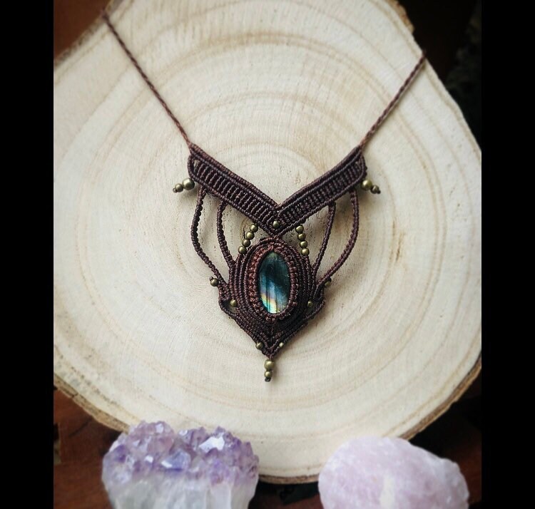 Collier en macramé et pierre de labradorite