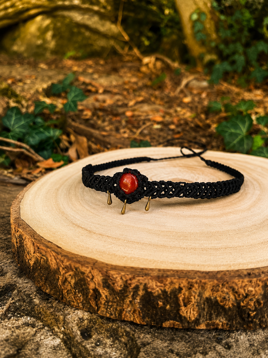 Ras de cou inspiré de l'univers de Dune en onyx rouge