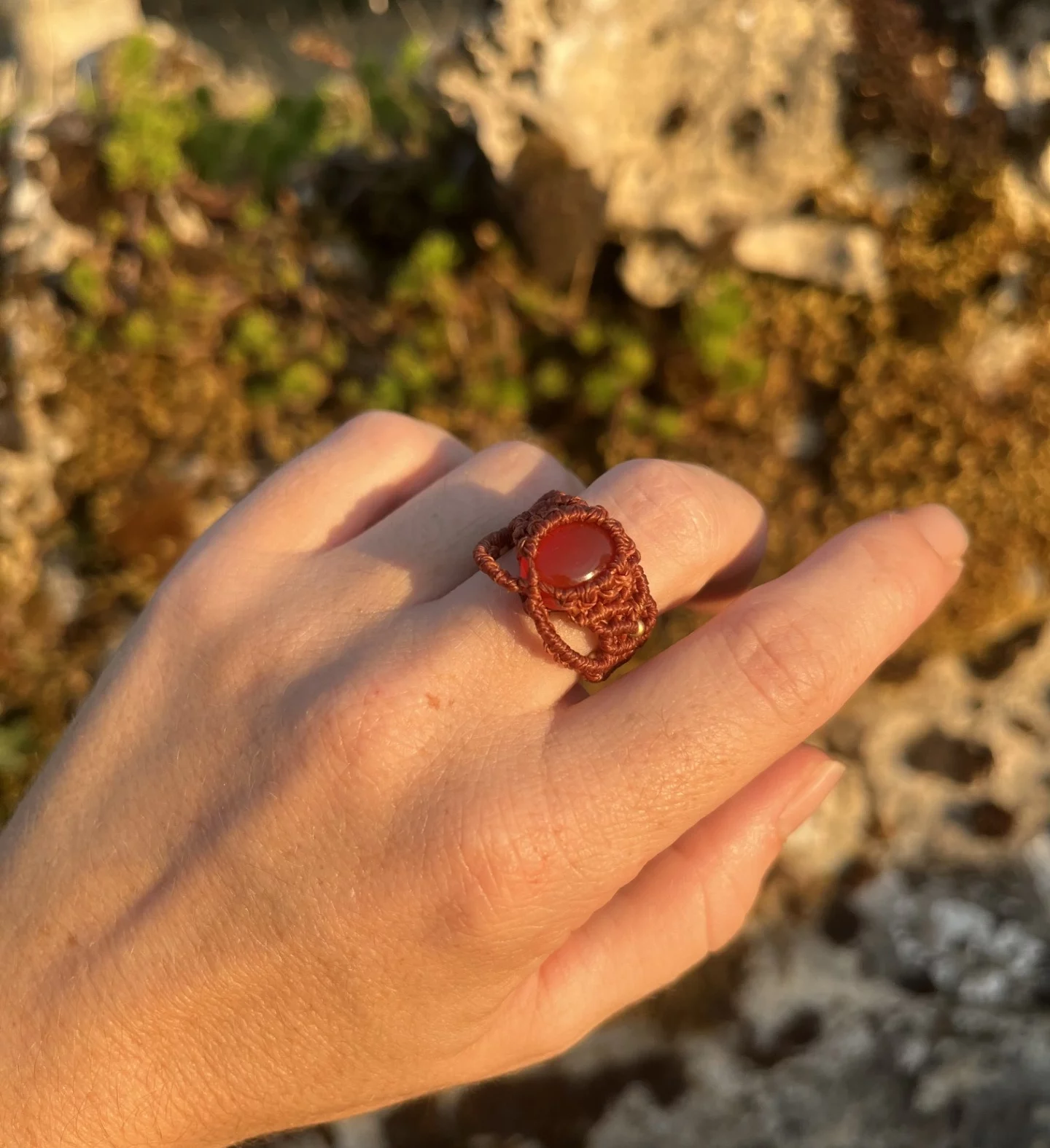 Bague onyx rouge en micro macramé brun cuivré