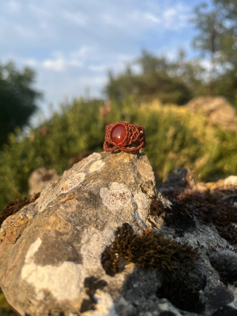 bague onyx rouge et macramé faite main