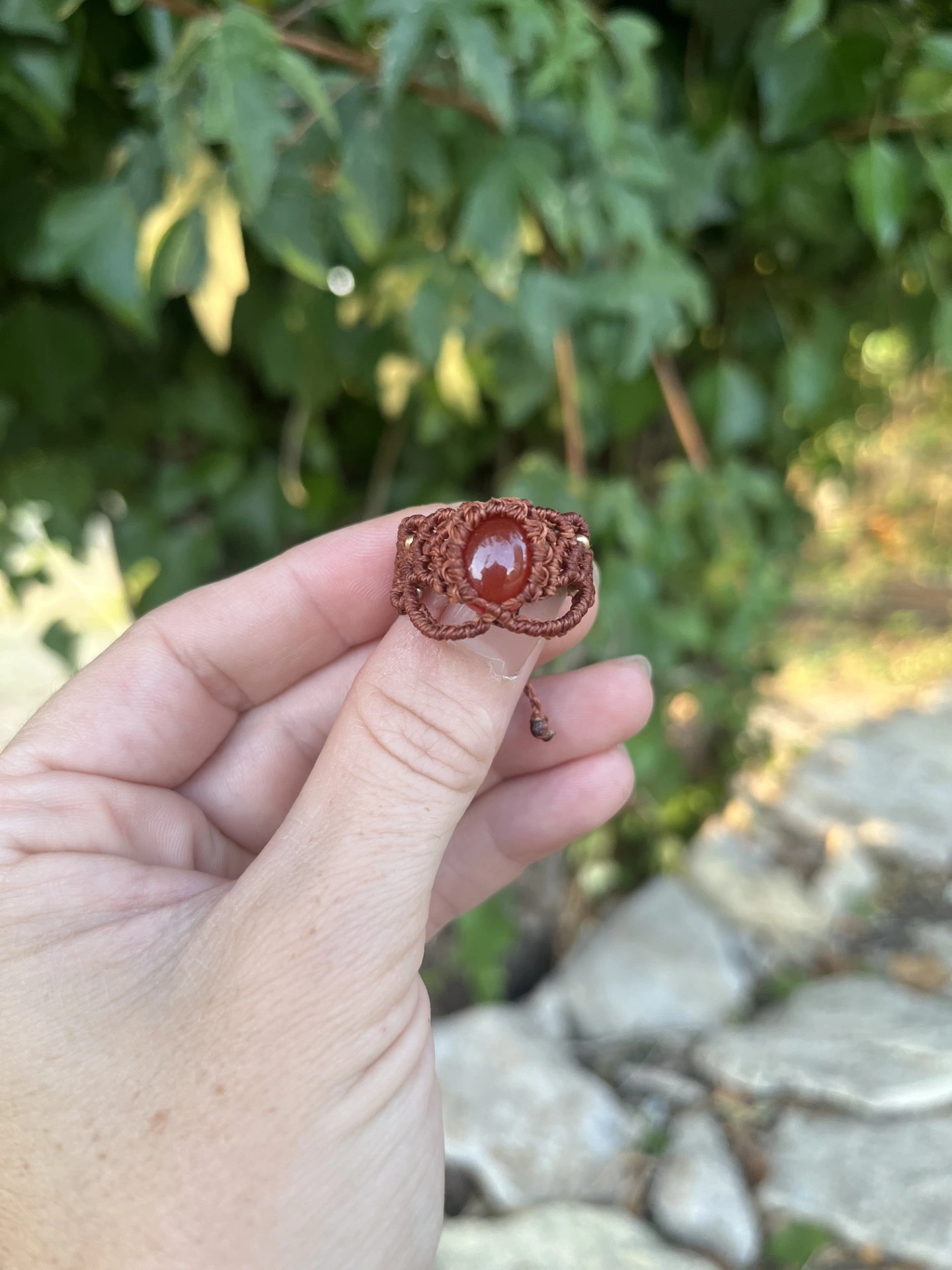 bague artisanale Irulan en macramé et pierre naturelle