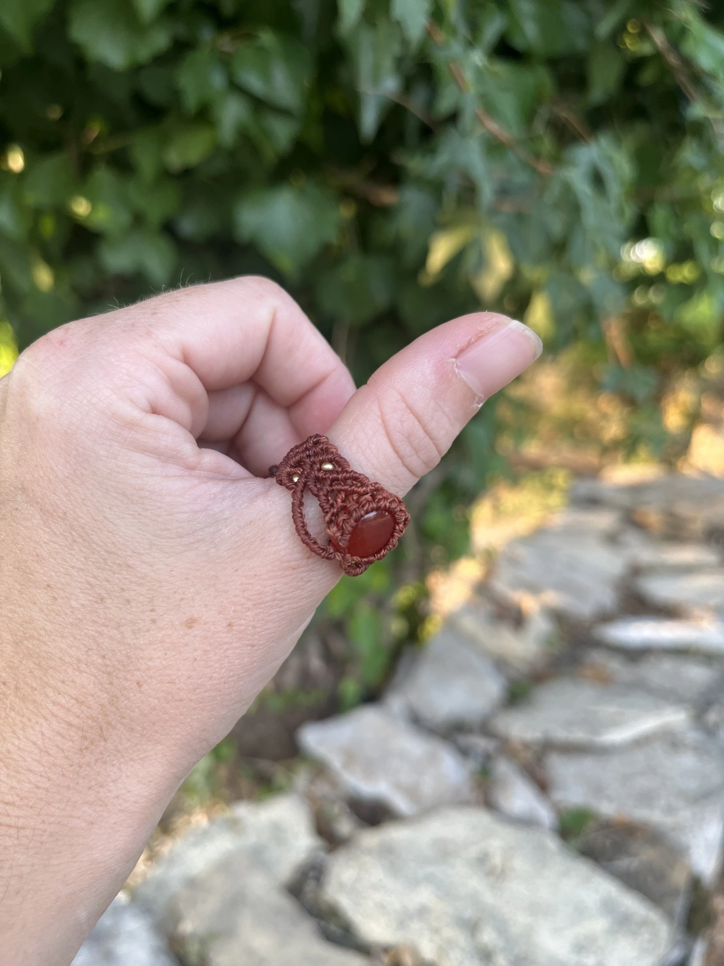 bague en macramé et pierre d'onyx rouge