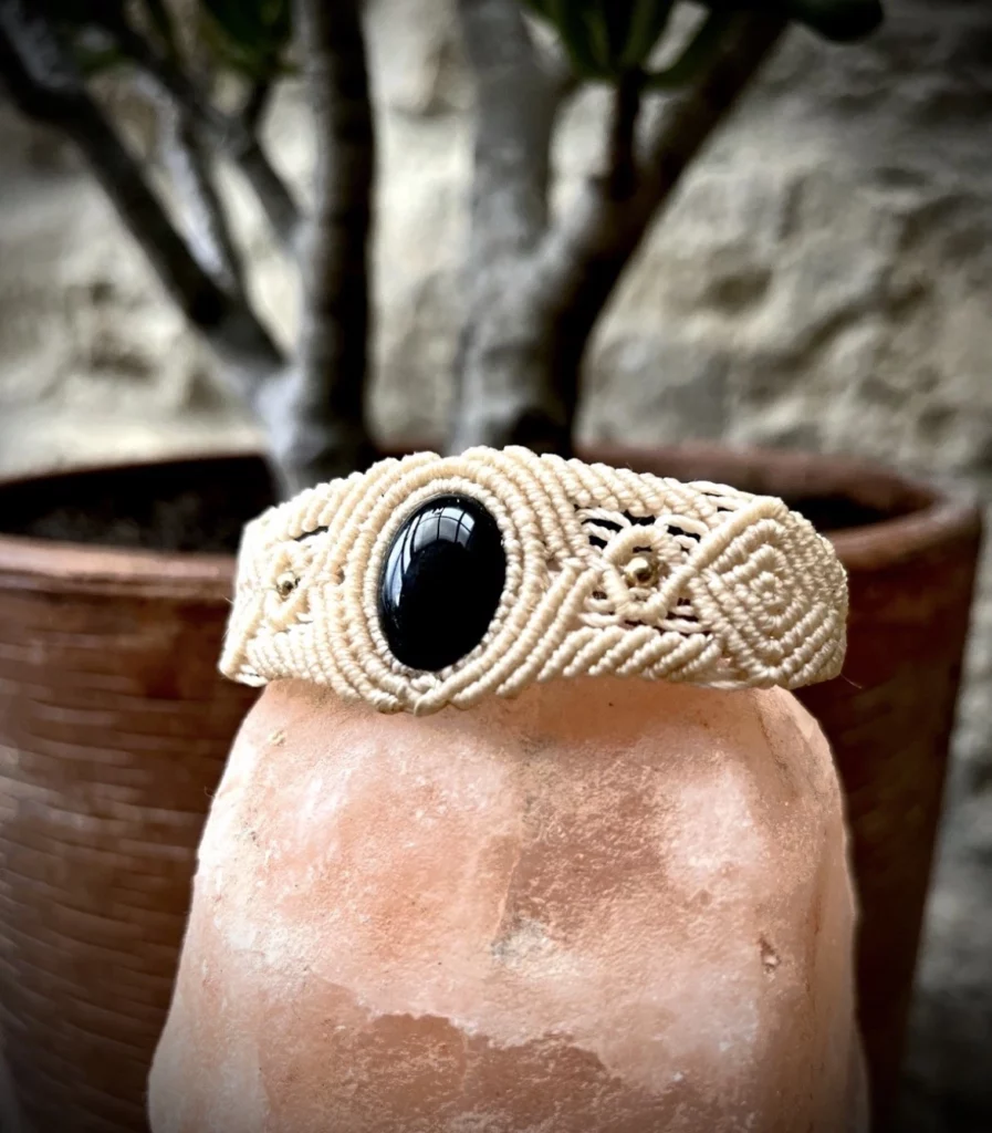 bracelet en micro macramé et pierre