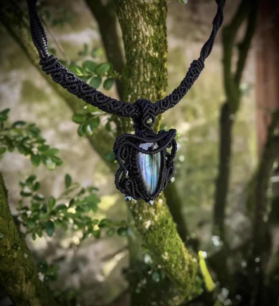 collier en micro macramé artisanal