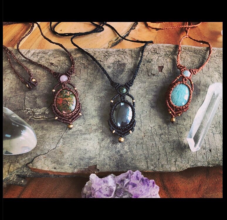 Bijoux en macramé et pierres naturelles