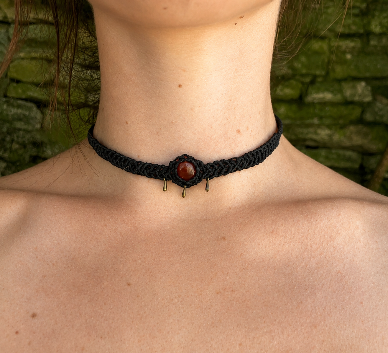 Choker macramé et onyx rouge