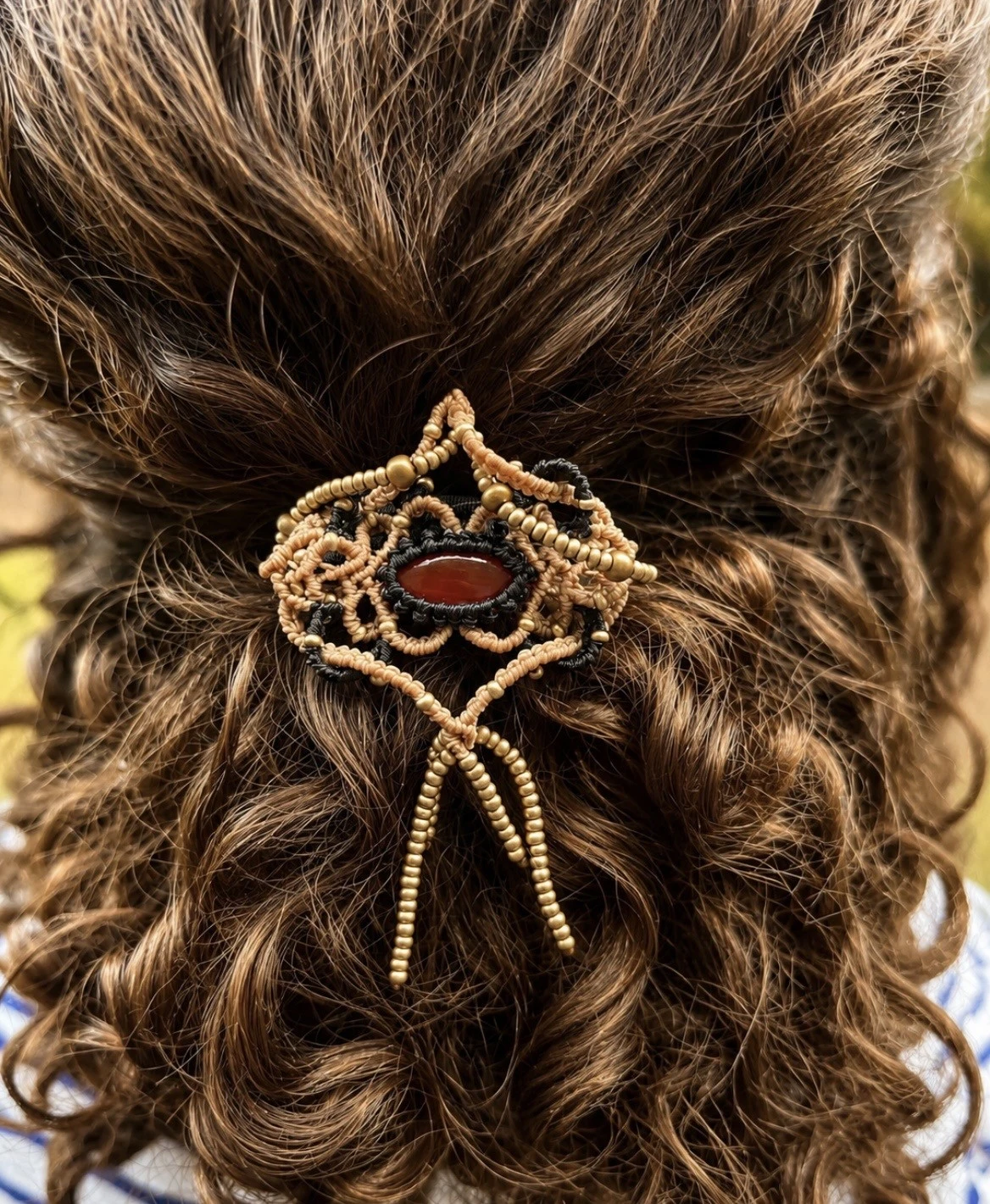 bijou de cheveux en micro macramé et pierre d'onyx rouge