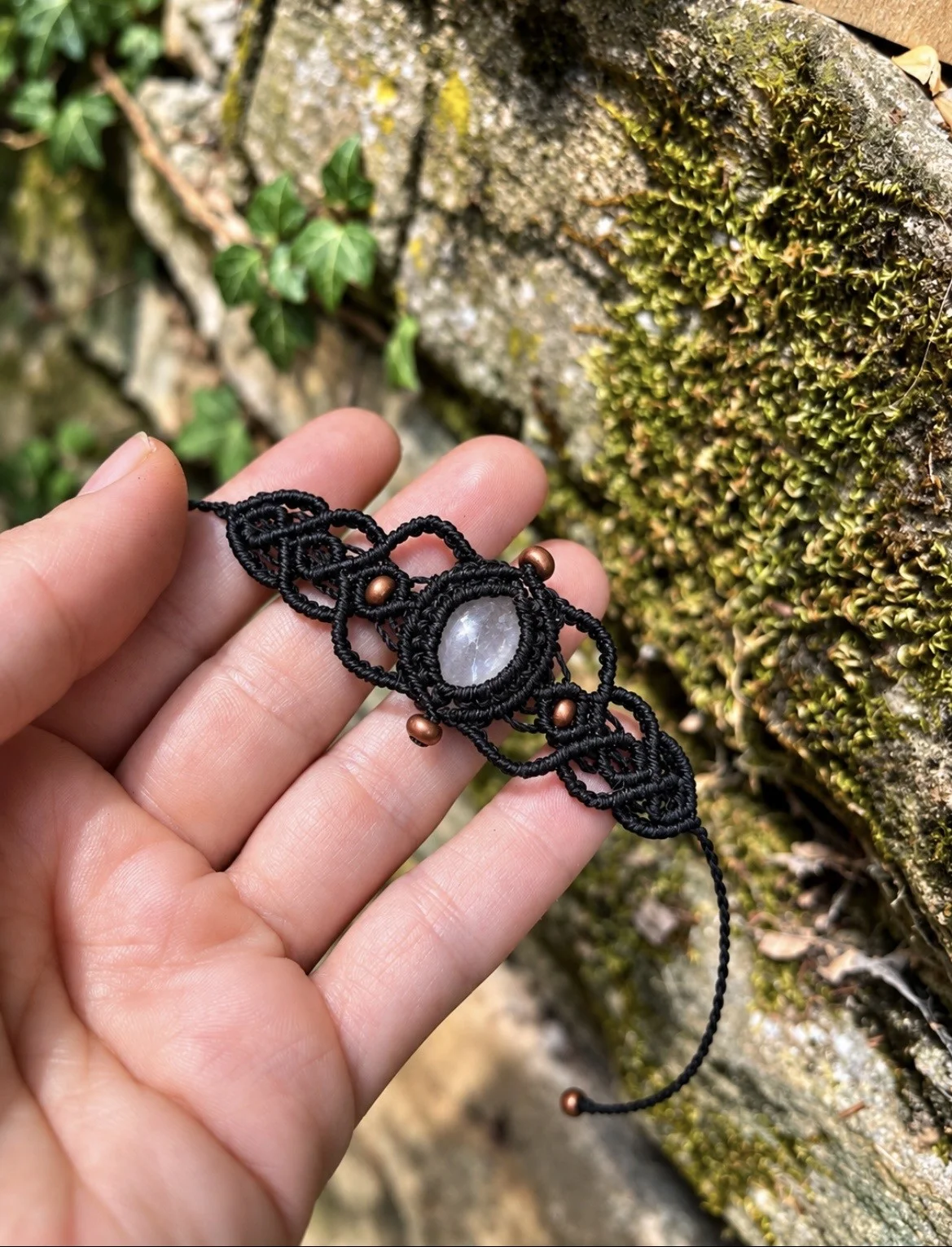bracelet en micro macramé artisanal bouddhique