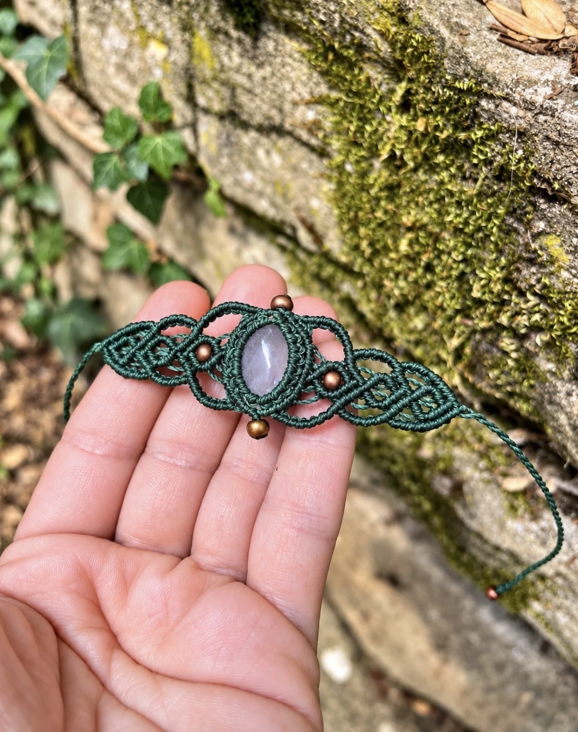 bracelet talisman vert en macramé artisanal