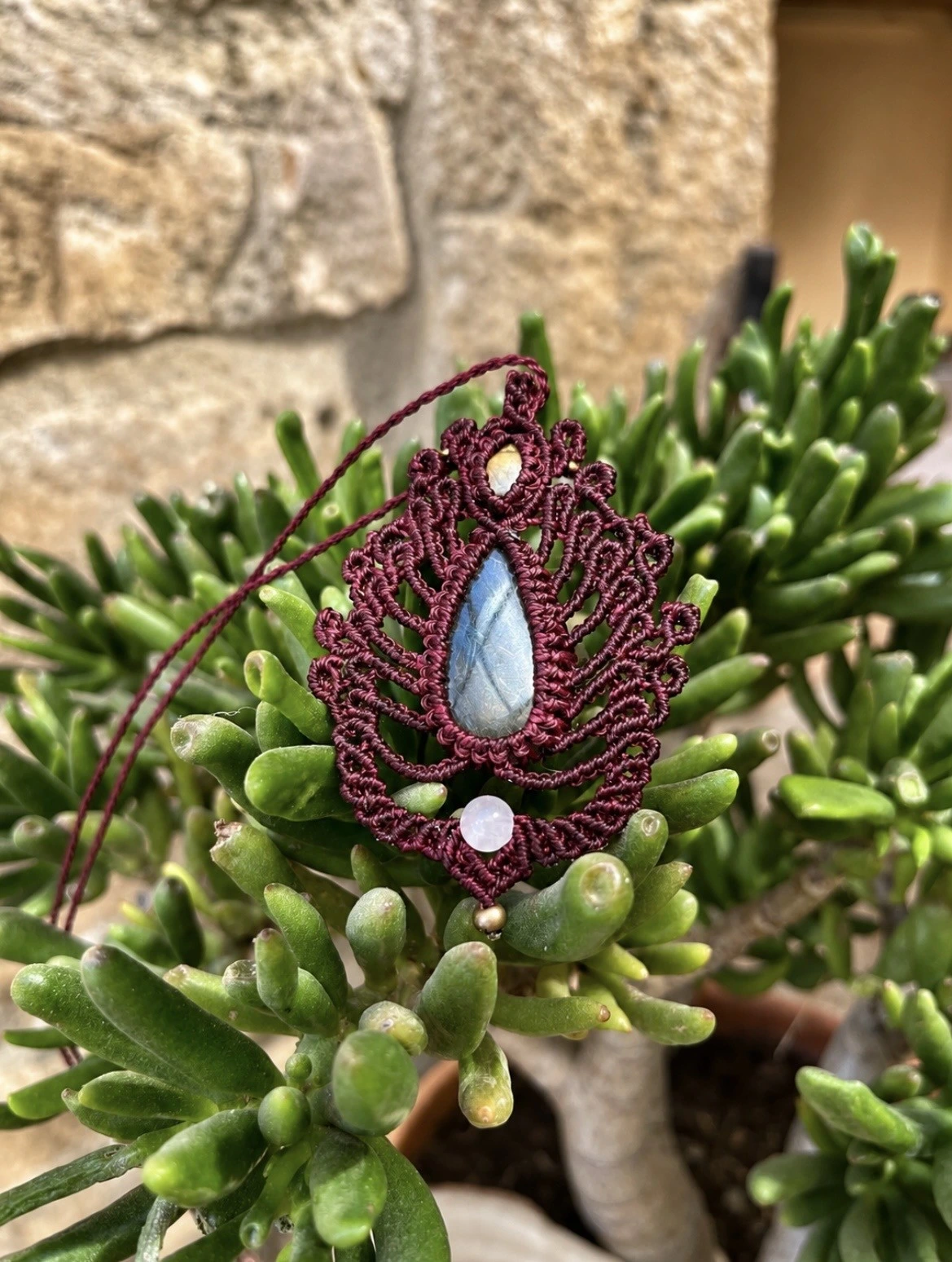 Amulette Nisaba – pendentif macramé en labradorite – Image 4