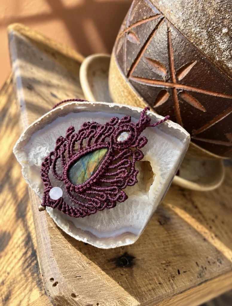 pendentif macramé en labradorite nisaba