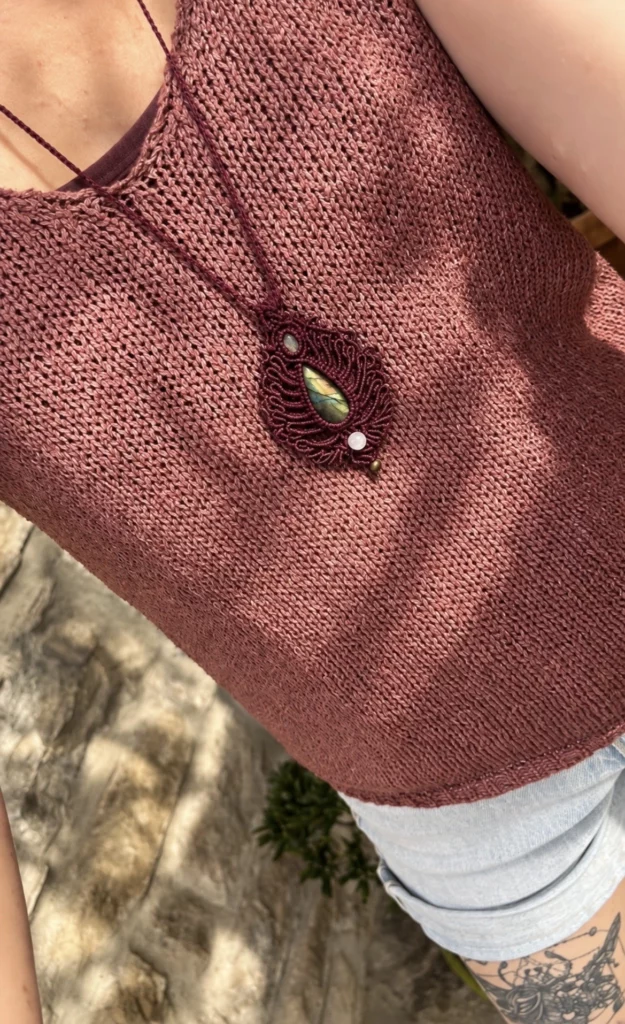 amulette pendentif en macramé et labradorite