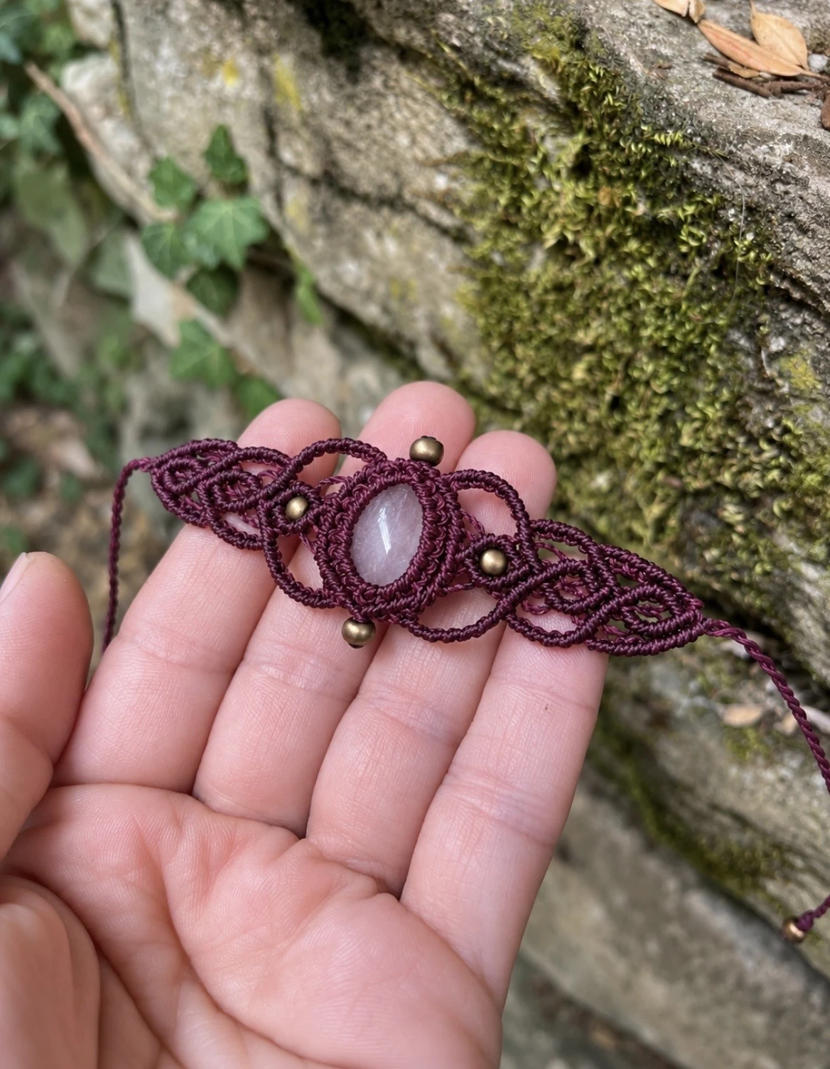 bracelet violet micro macramé et quartz rose