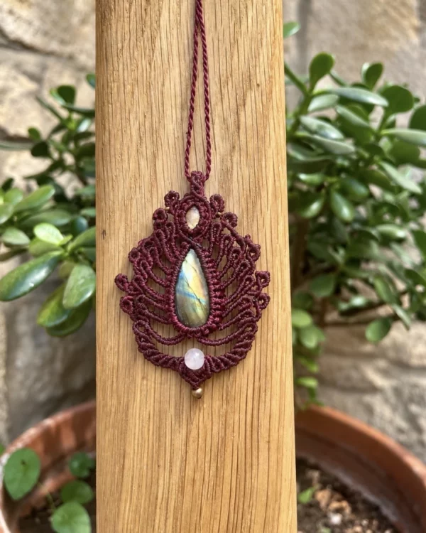 amulette en macramé et labradorite