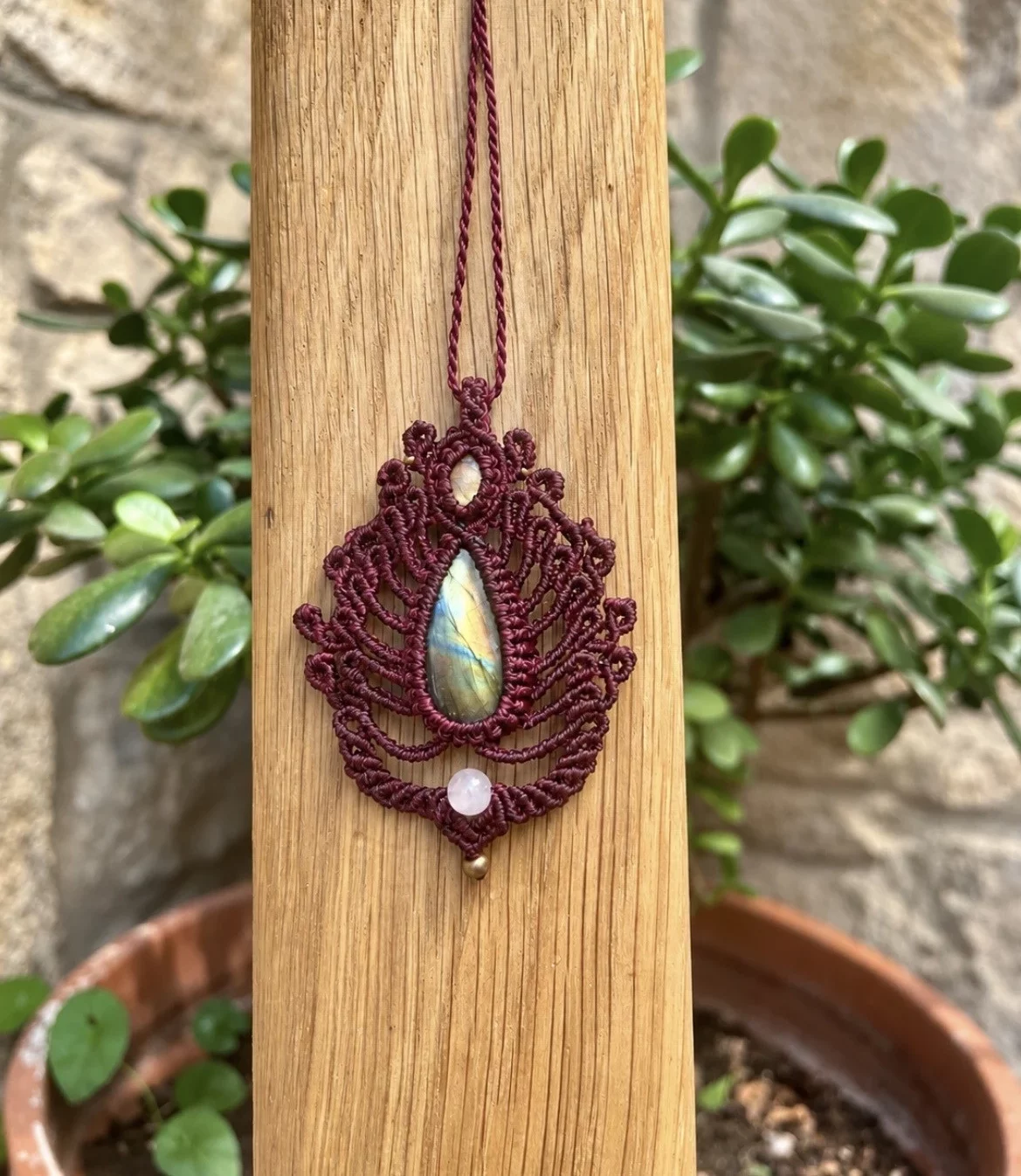 amulette en macramé et labradorite