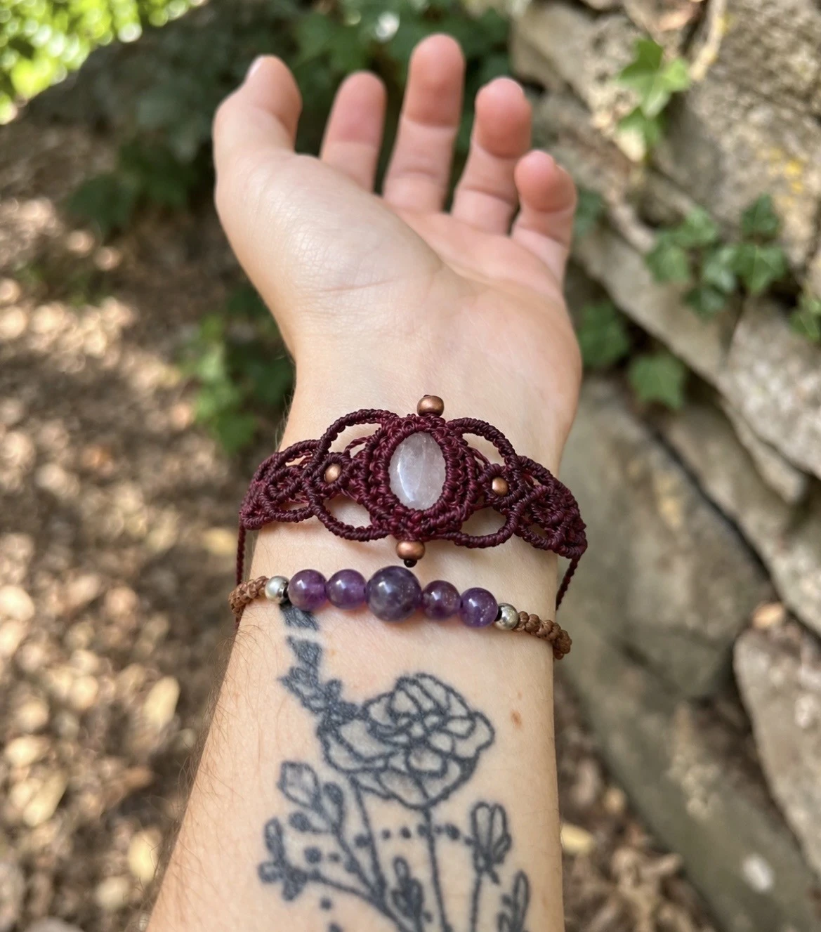 bracelet artisanal en micro macramé et quartz rose lokapala