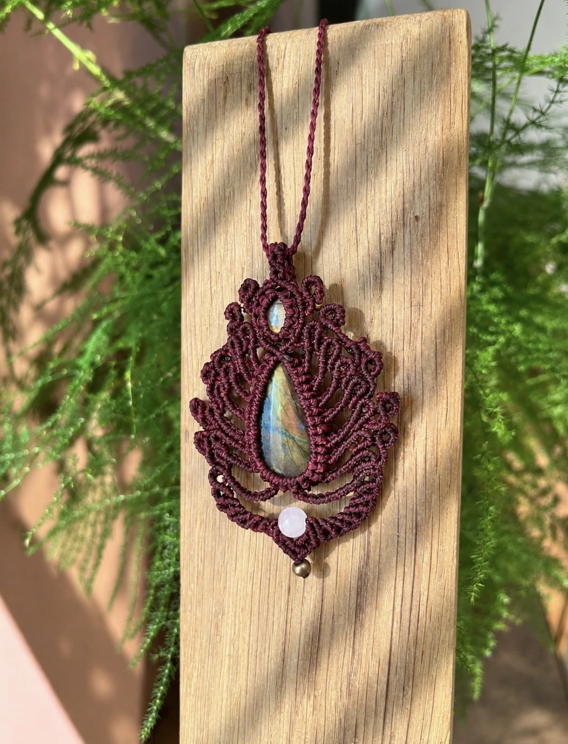 Amulette Nisaba – pendentif macramé en labradorite – Image 6